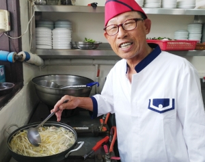 상암동에서 55년 동안 복요리를 하고 있는 강창환 옹.